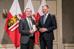 Verleihung der Verdienstmedaille des Landes Oberösterreich durch Landeshauptmann Thomas Stelzer.